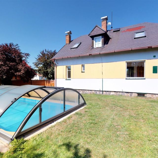 Fotografie nemovitosti - Broumy 3+1, samostatný rodinný dům s bazénem, zahradou a garáží